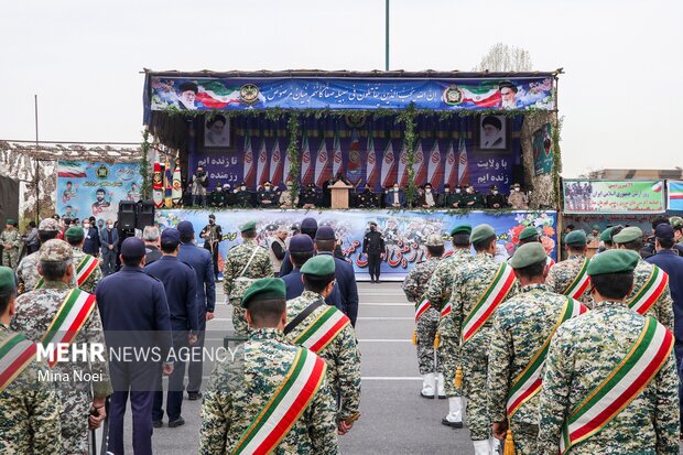 ارتش بازوی قدرتمند انقلاب اسلامی در مقابل دشمنان است ارتش بازوی قدرتمند انقلاب اسلامی در مقابل دشمنان است
