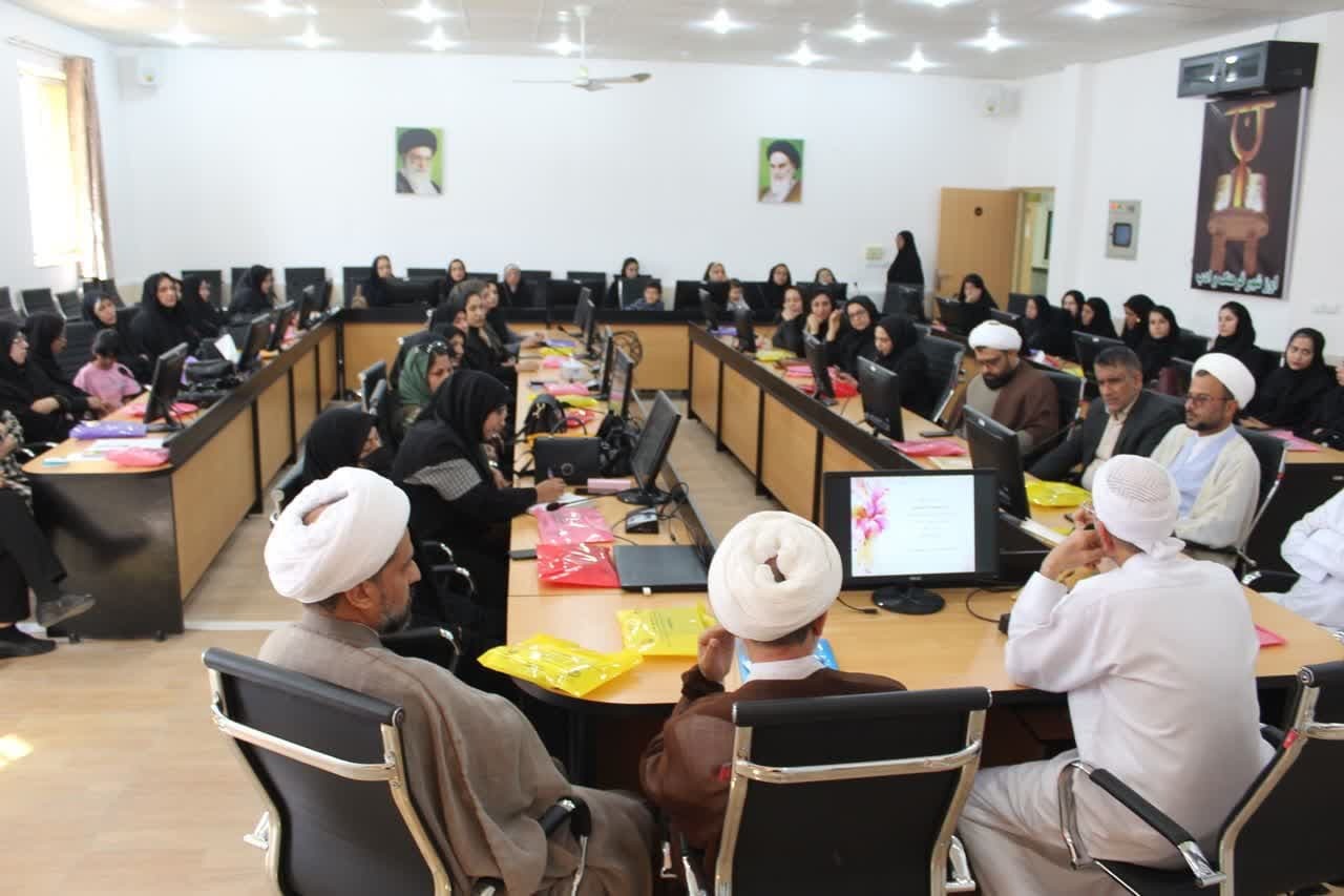 برگزاری نشست گفتمانی شبکه بانوان جامعه پرداز شهرستان اوز با موضوع سبک زندگی اسلامی با الگوی قرآنی، با حضور حضرت حجت الاسلام والمسلمین دکتر محمد حسن زمانی برگزاری نشست گفتمانی شبکه بانوان جامعه پرداز شهرستان اوز با موضوع سبک زندگی اسلامی با الگوی قرآنی، با حضور حضرت حجت الاسلام والمسلمین دکتر محمد حسن زمانی