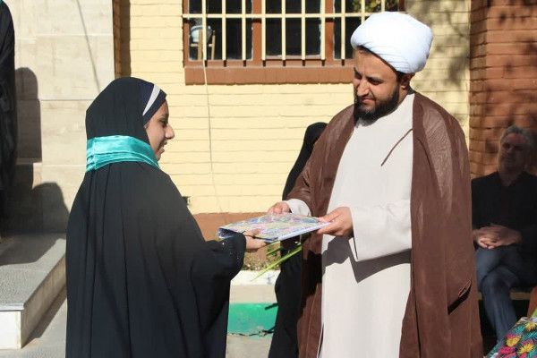 کرسی تلاوت دانش‌آموزی در در دبیرستان دخترانه حاج حسن فرهادی فر ملایر