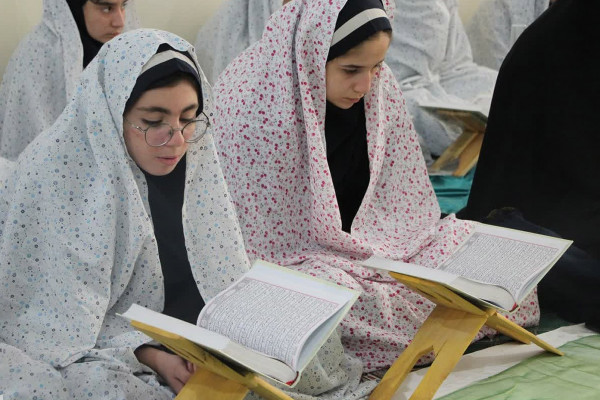 کرسی تلاوت دانش‌آموزی در در دبیرستان دخترانه حاج حسن فرهادی فر ملایر