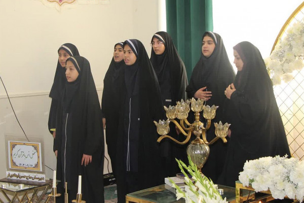 کرسی تلاوت دانش‌آموزی در در دبیرستان دخترانه حاج حسن فرهادی فر ملایر