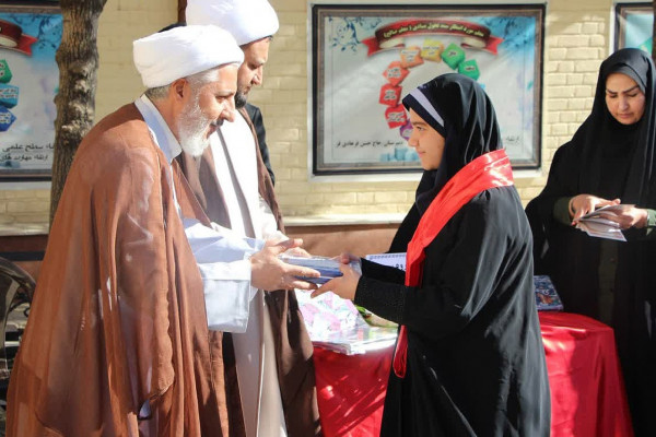 کرسی تلاوت دانش‌آموزی در در دبیرستان دخترانه حاج حسن فرهادی فر ملایر