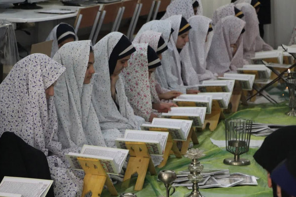 کرسی تلاوت دانش‌آموزی در در دبیرستان دخترانه حاج حسن فرهادی فر ملایر