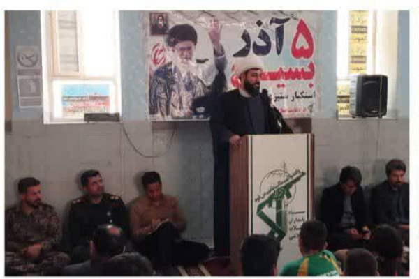 بسیج مکتب عشق و ایثار است