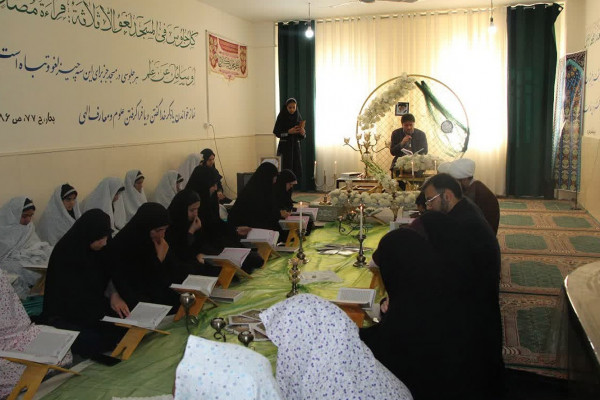 کرسی تلاوت دانش‌آموزی در در دبیرستان دخترانه حاج حسن فرهادی فر ملایر
