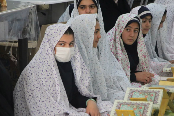 کرسی تلاوت دانش‌آموزی در در دبیرستان دخترانه حاج حسن فرهادی فر ملایر