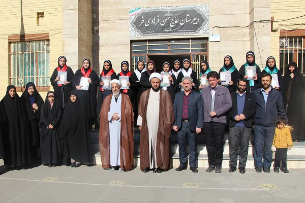 کرسی تلاوت دانش‌آموزی در در دبیرستان دخترانه حاج حسن فرهادی فر ملایر