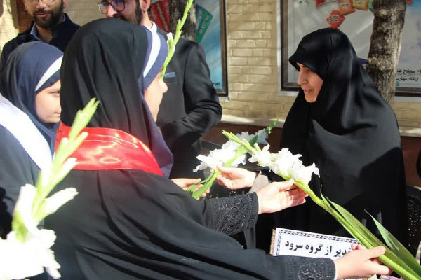 کرسی تلاوت دانش‌آموزی در در دبیرستان دخترانه حاج حسن فرهادی فر ملایر