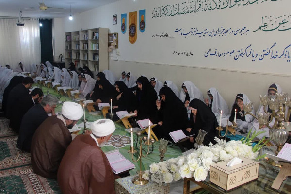 کرسی تلاوت دانش‌آموزی در در دبیرستان دخترانه حاج حسن فرهادی فر ملایر