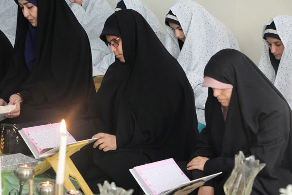 کرسی تلاوت دانش‌آموزی در در دبیرستان دخترانه حاج حسن فرهادی فر ملایر