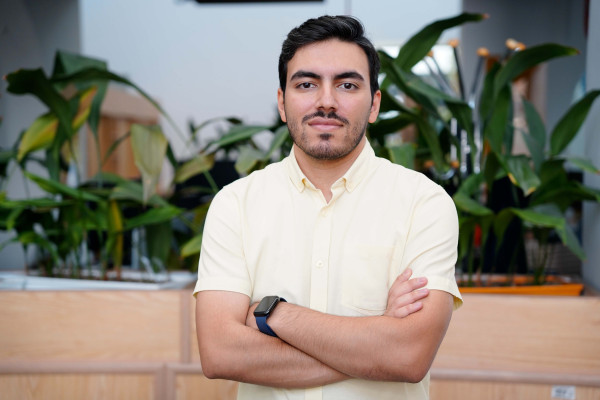 مهندسی که با ایمان و امید، خالق جهان داستان و برنامه‌ساز تلویزیون شد