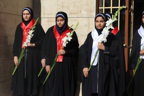 کرسی تلاوت دانش‌آموزی در در دبیرستان دخترانه حاج حسن فرهادی فر ملایر