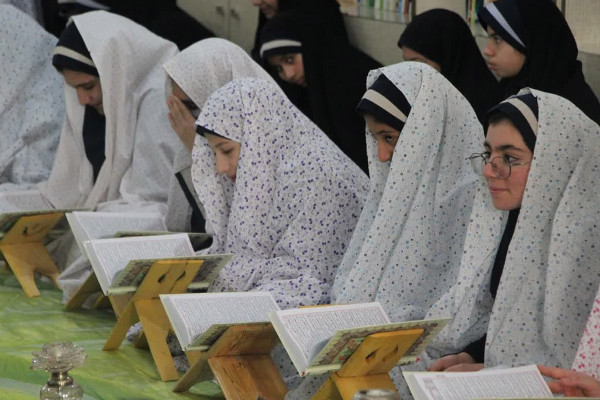 کرسی تلاوت دانش‌آموزی در در دبیرستان دخترانه حاج حسن فرهادی فر ملایر