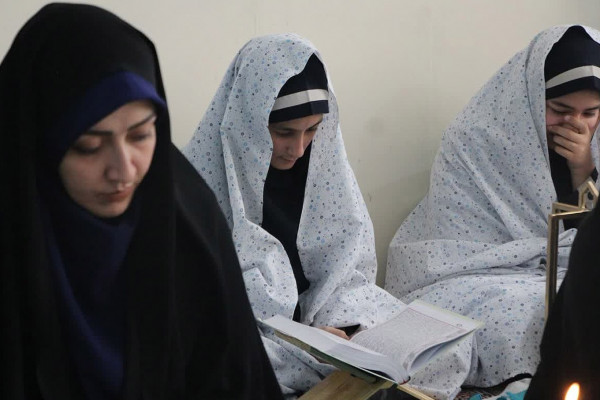 کرسی تلاوت دانش‌آموزی در در دبیرستان دخترانه حاج حسن فرهادی فر ملایر