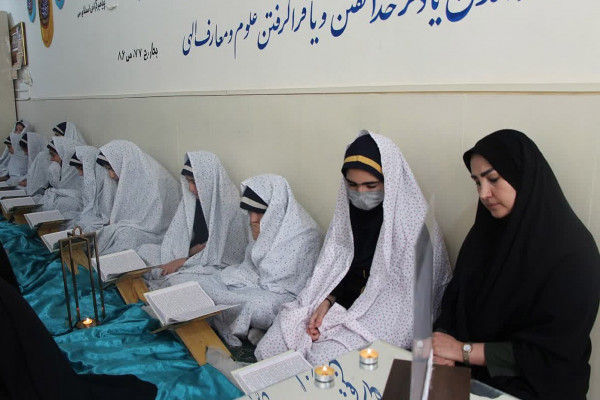 کرسی تلاوت دانش‌آموزی در در دبیرستان دخترانه حاج حسن فرهادی فر ملایر