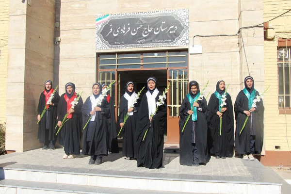کرسی تلاوت دانش‌آموزی در در دبیرستان دخترانه حاج حسن فرهادی فر ملایر